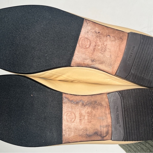 CHANEL Two-Tone Beige and Black Flats - Picture 6 of 10